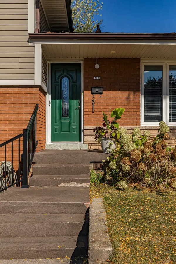 723 Hyde RD, Burlington, ON L7S 1S6