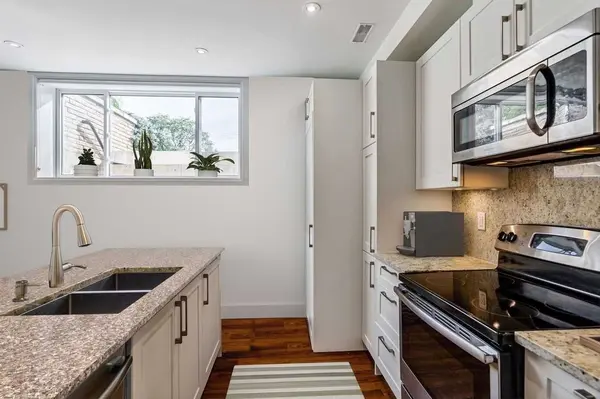 19 Ivy Lea CRES, Toronto W07, ON M8Y 2B5
