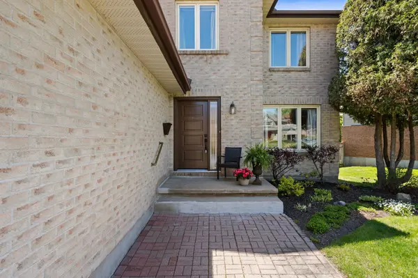 1 Willow Glen DR, Kanata, ON K2M 1L3