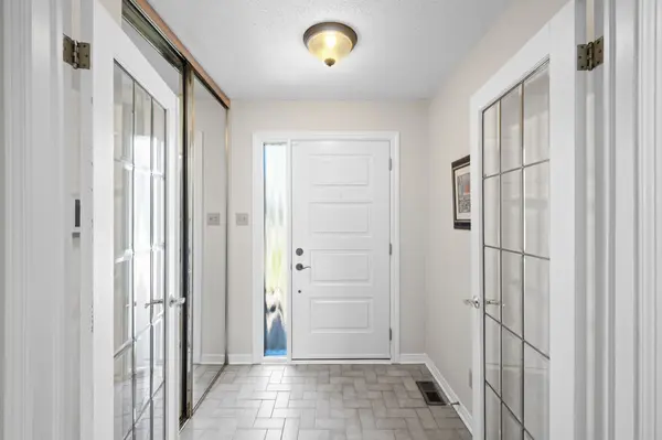1 Willow Glen DR, Kanata, ON K2M 1L3
