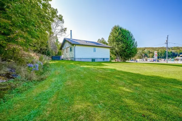 949 Raymond RD, Muskoka Lakes, ON P0B 1M0