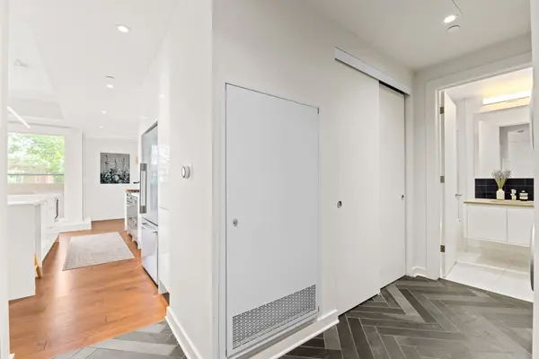 135 Barrette ST #207, Vanier And Kingsview Park, ON K1L 7Z9
