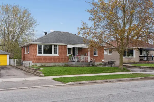 679 Bellaire ST, Peterborough, ON K9J 3Y5