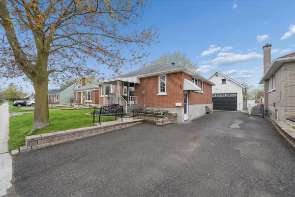 679 Bellaire ST, Peterborough, ON K9J 3Y5