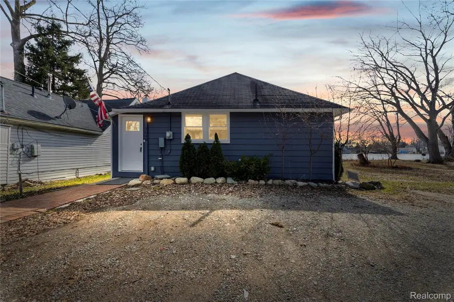 3048 Andre ST, Keego Harbor, MI 48320