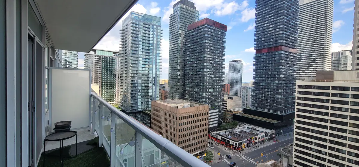 33 Helendale AVE #1408, Toronto C03, ON M4R 0A4