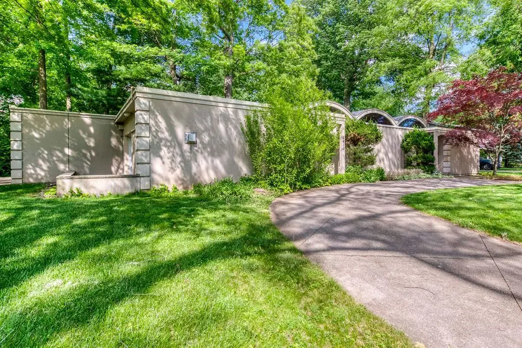 2419 Lionheart CRES, Mississauga, ON L5K 1S4