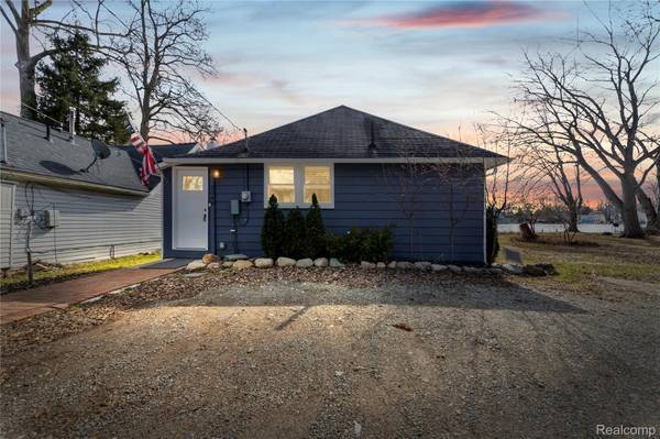 3048 Andre ST, Keego Harbor, MI 48320