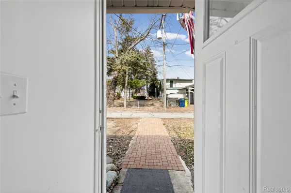 3048 Andre ST, Keego Harbor, MI 48320