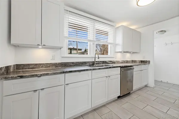 3048 Andre ST, Keego Harbor, MI 48320