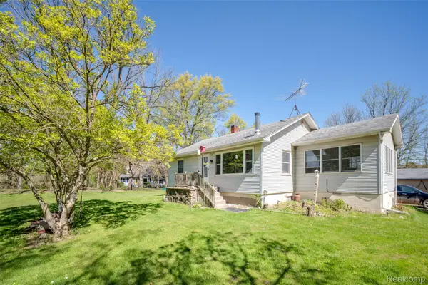 840 W Rose Center RD, Holly Township, MI 48442