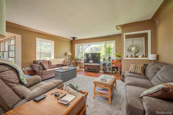840 W Rose Center RD, Holly Township, MI 48442