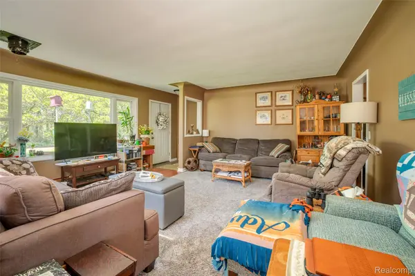 840 W Rose Center RD, Holly Township, MI 48442