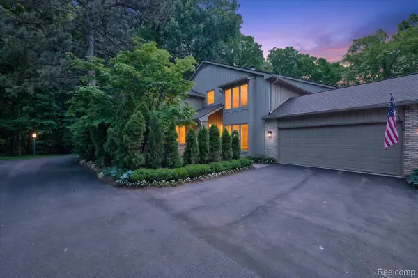 1262 Woodcrest CIR, Bloomfield Hills, MI 48304
