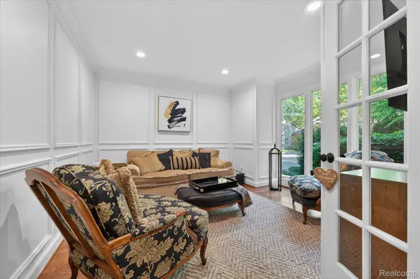 1262 Woodcrest CIR, Bloomfield Hills, MI 48304
