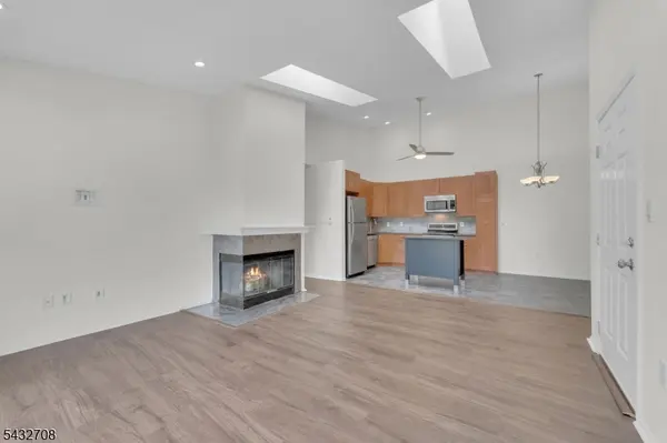 93 Caitlin Ct, Franklin Twp., NJ 08823