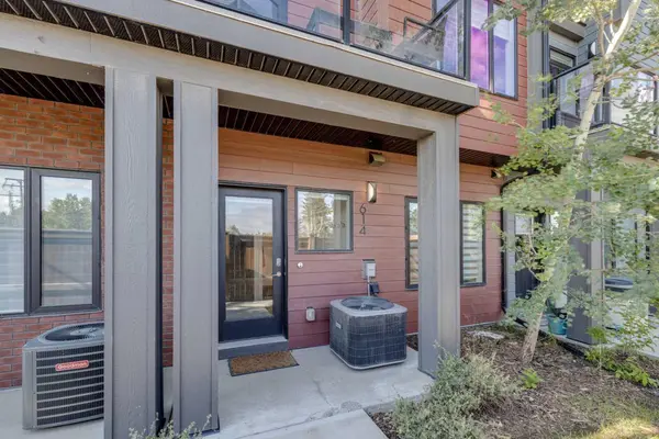 614 Greenbriar Common NW, Calgary, AB T3B 6J2