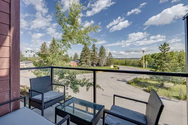 614 Greenbriar Common NW, Calgary, AB T3B 6J2