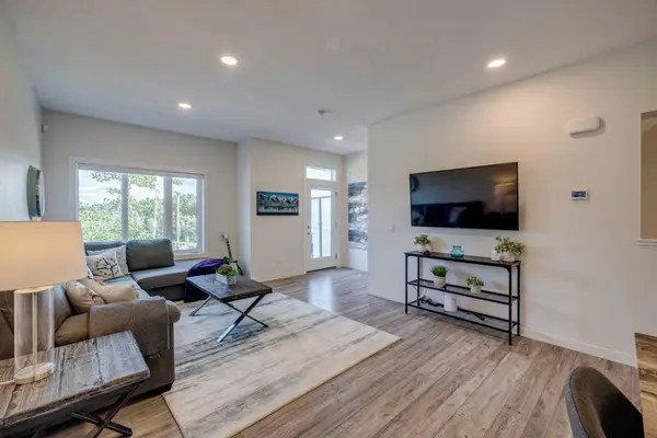 614 Greenbriar Common NW, Calgary, AB T3B 6J2