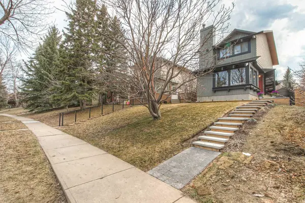1363 Berkley DR NW, Calgary, AB T3K1T4