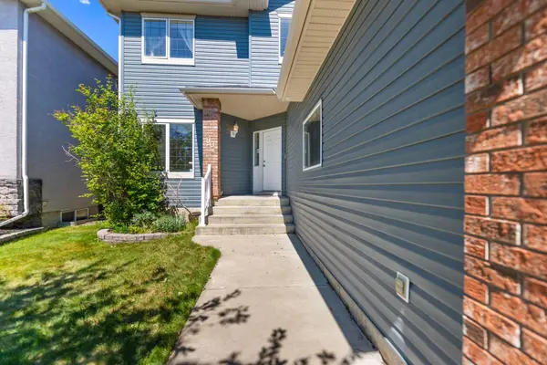 90 Royal Highland RD NW, Calgary, AB T3G 4Y4
