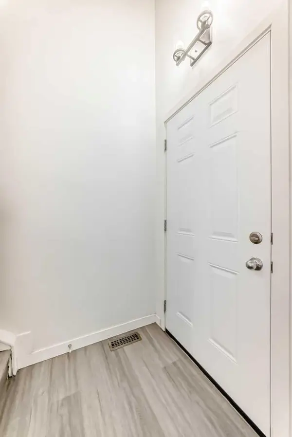 92A Queen Isabella Close SE, Calgary, AB T2J3R1
