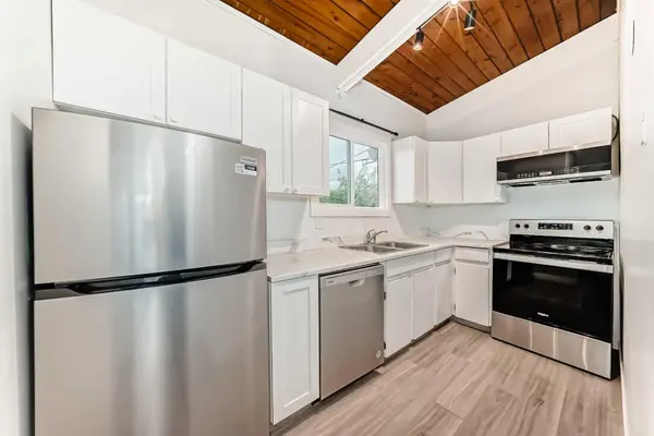 92A Queen Isabella Close SE, Calgary, AB T2J3R1