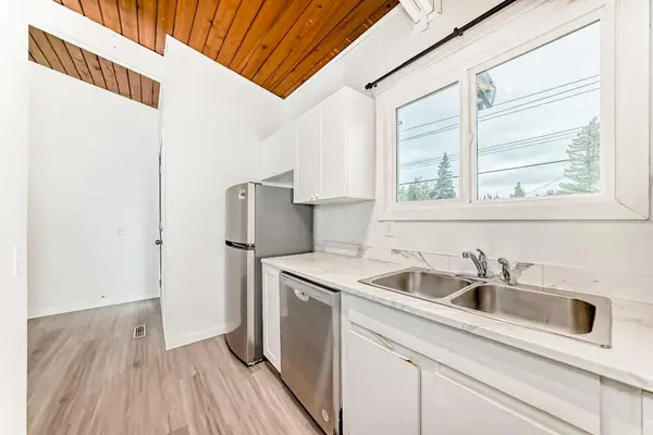 92A Queen Isabella Close SE, Calgary, AB T2J3R1