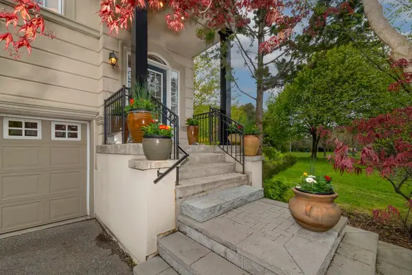 38A Preakness DR, Toronto C13, ON M3B 3S1