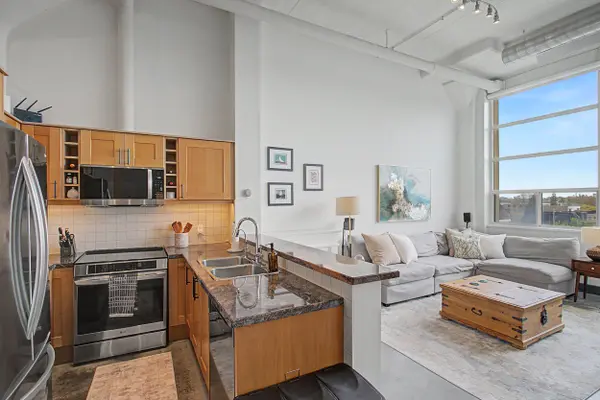 1001 Roselawn AVE #415, Toronto W04, ON M6B 4M4