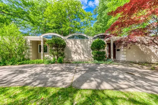 2419 Lionheart CRES, Mississauga, ON L5K 1S4