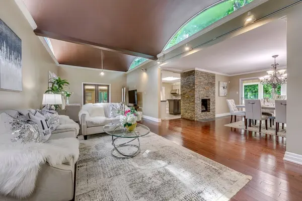 2419 Lionheart CRES, Mississauga, ON L5K 1S4