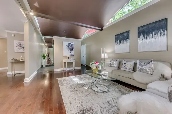 2419 Lionheart CRES, Mississauga, ON L5K 1S4