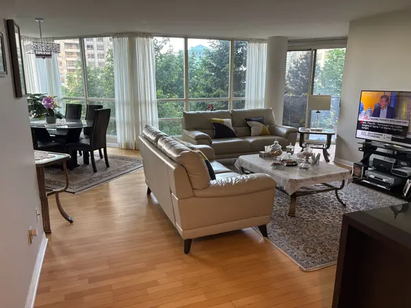45 Kingsbridge Garden CIR ##502, Mississauga, ON L5R 3K4