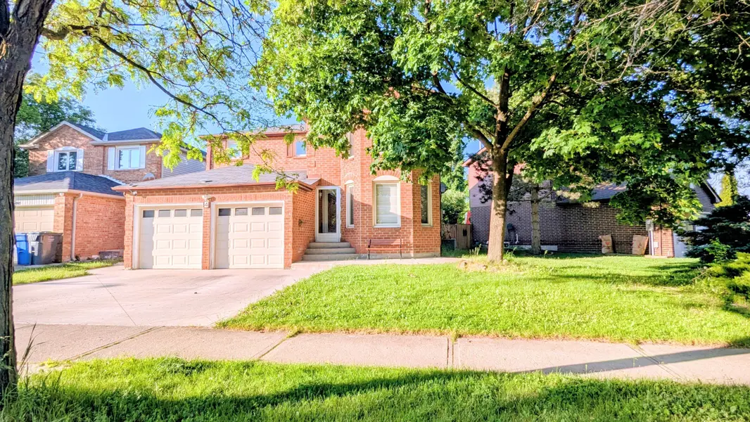 4 Gervais DR, Brampton, ON L6Y 2Z2