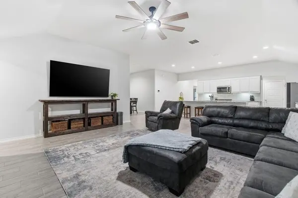 437 Falcon Way, Azle, TX 76020