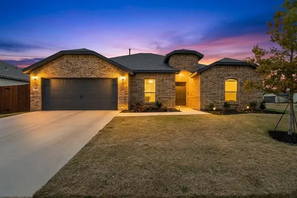 437 Falcon Way, Azle, TX 76020