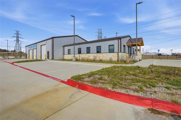 8400 Calmont Avenue, Fort Worth, TX 76116