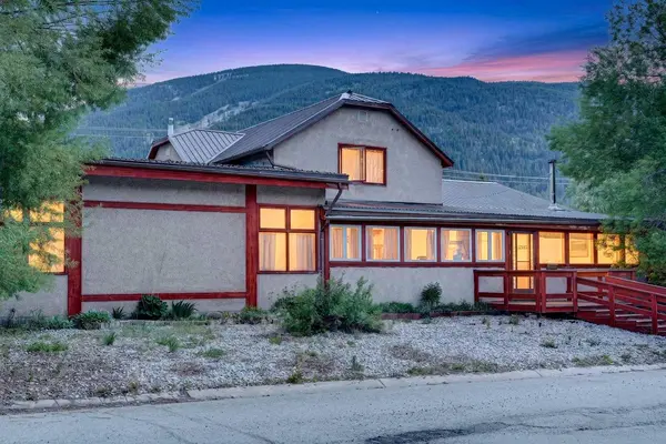 12145 21Ave, Blairmore, AB T0K0E0