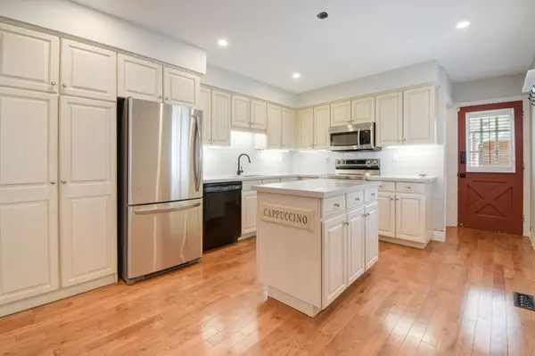 114 Elizabeth GRV, King, ON L7B 1H2