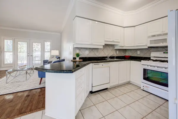 2163 LANGTRY DR, Oakville, ON L6M 3J7