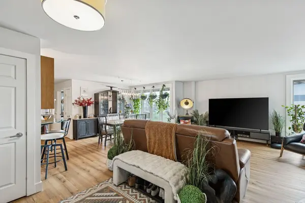 350 4 AVE NE #203, Calgary, AB T2E 0J3