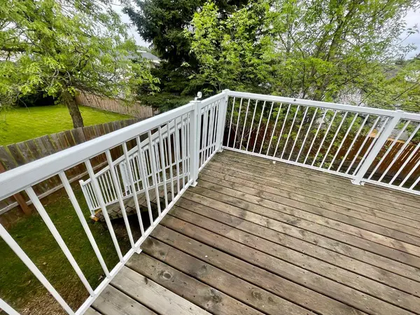 5909 11 Avenue, Edson, AB T7E 1J2