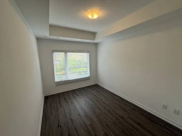 12 Marquette AVE S #6, Toronto C04, ON M6A 0E1