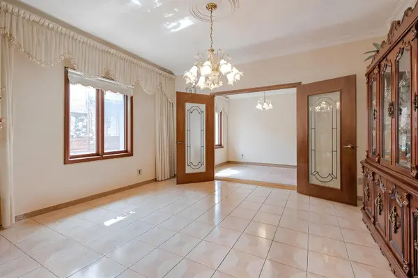 27 Mulholland AVE, Toronto W04, ON M6A 2S1