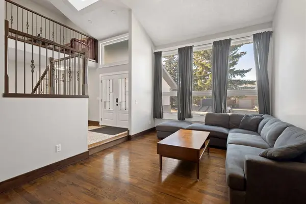 40 Wood CRES SW, Calgary, AB T2W 4B6