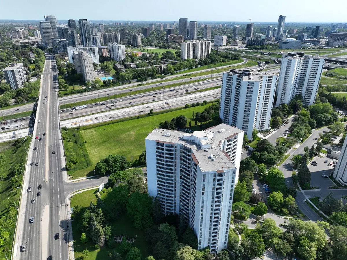 150 Graydon Hall DR #902, Toronto C13, ON M3A 3B3