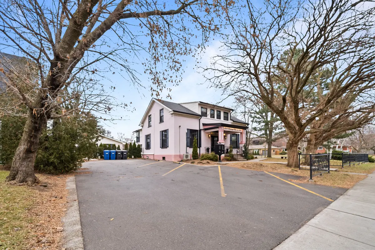 2014 Edinburgh DR, Burlington, ON L7R 2C9