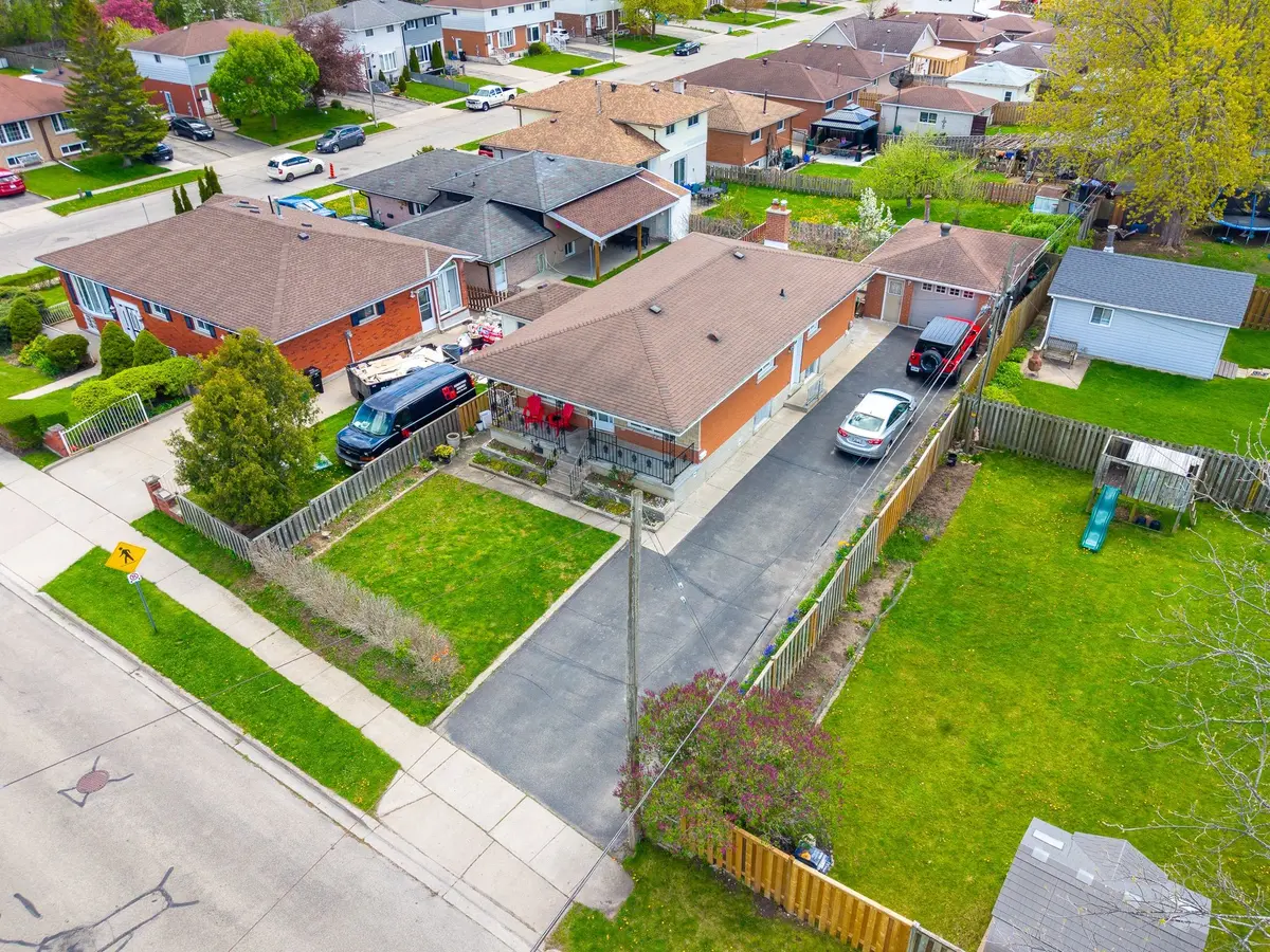 211 Ballantyne AVE, Cambridge, ON N1R 7B5