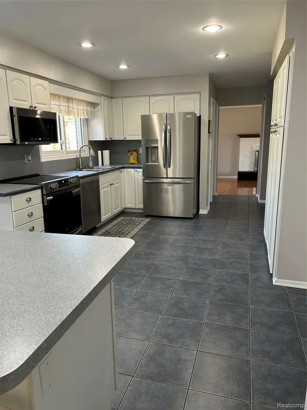 44460 Manitou DR, Clinton Charter Township, MI 48038
